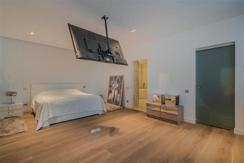 Penthouse cu 3 camere semidecomandat, mobilat în Central