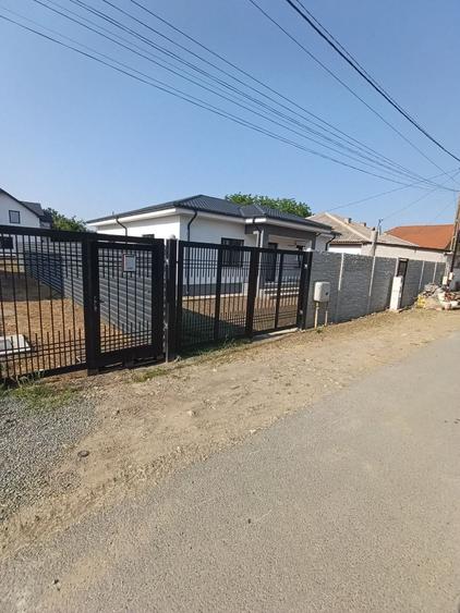 Casă cu 4 camere în Poarta Albă