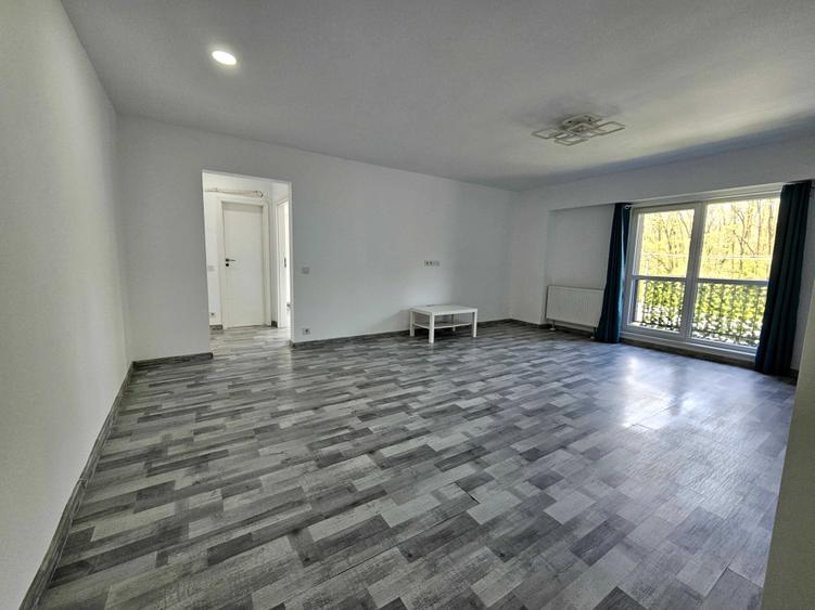 Apartament cu 3 camere semidecomandat în Mogoșoaia