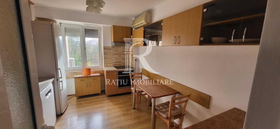 Apartament cu 3 camere decomandat, mobilat în Decebal