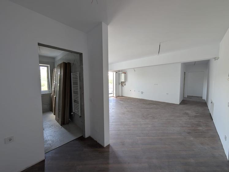 Apartament cu 3 camere semidecomandat în Florești