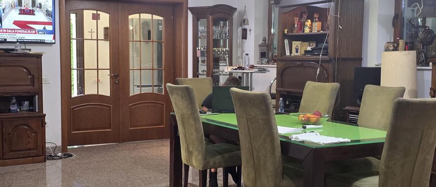 Casă individuală cu 8 camere cu Canalizare în Ciolpani