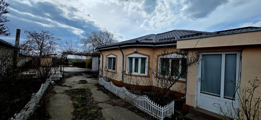 Casă cu 4 camere cu Teren 1000 Mp în Central