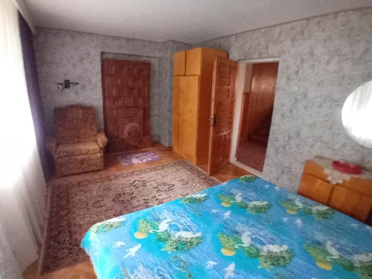 Casă cu 9 camere cu Teren 5000 Mp în Exterior Est