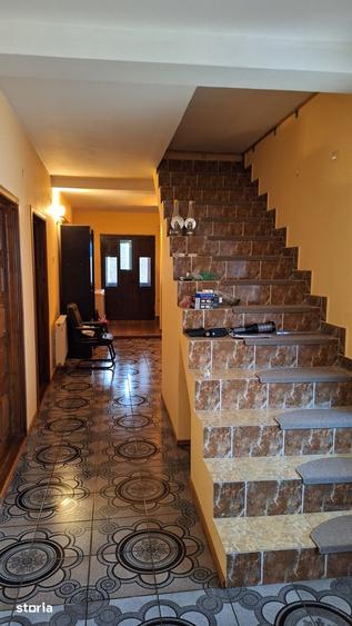 Casă cu 10 camere cu Canalizare în Central