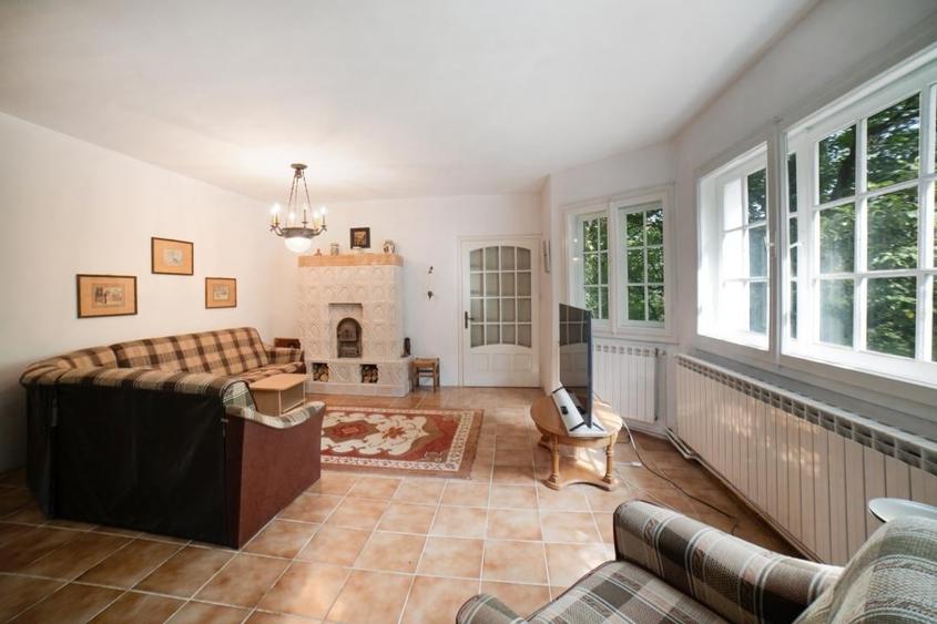 Casă cu 5 camere cu Teren 1364 Mp în Central
