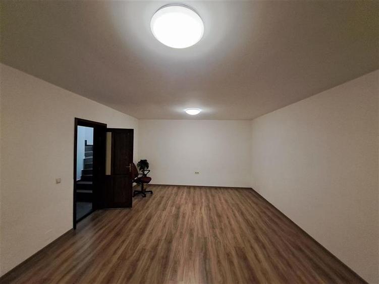 Duplex cu 6 camere cu Canalizare în Europa