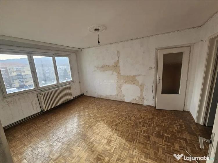 Apartament cu 3 camere semidecomandat în Micro I