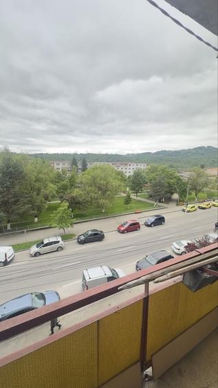 Apartament cu 4 camere decomandat în Petros