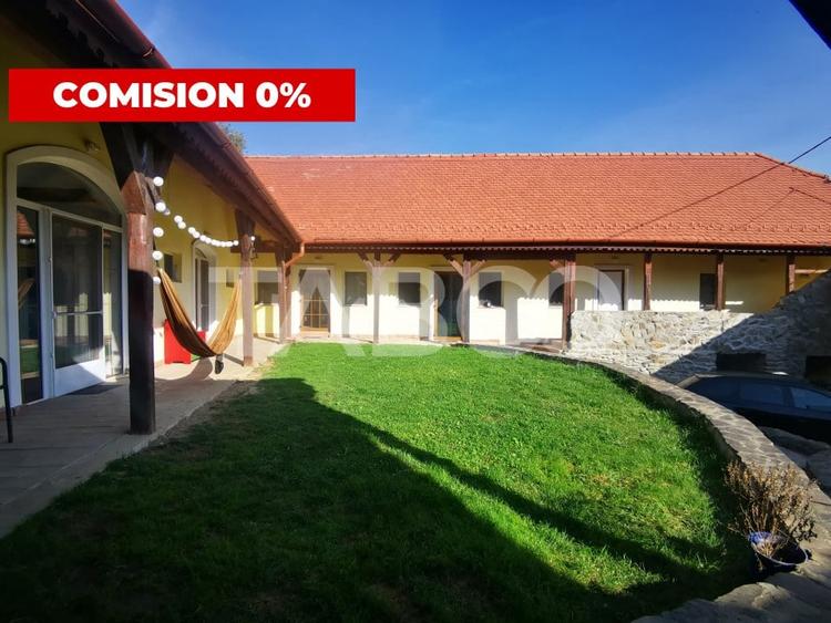 Casă individuală cu 8 camere cu Canalizare în Fântânele