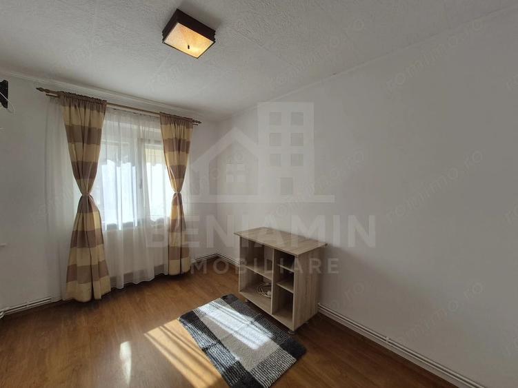 Apartament cu 3 camere semidecomandat în Craiovița Nouă