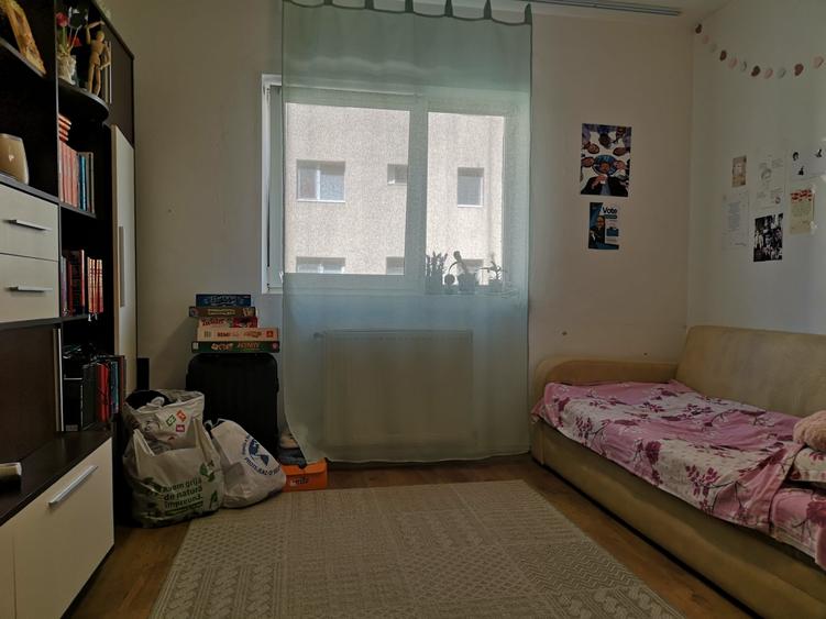 Apartament cu 3 camere decomandat în Tractorul