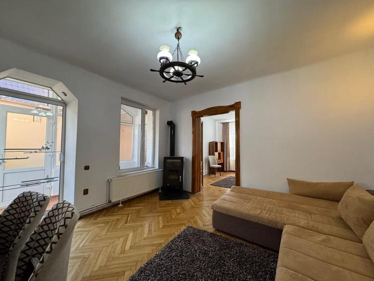 Apartament la casa, cu 3 camere, semidecomandat, zona centrala, str. Sitei - 7