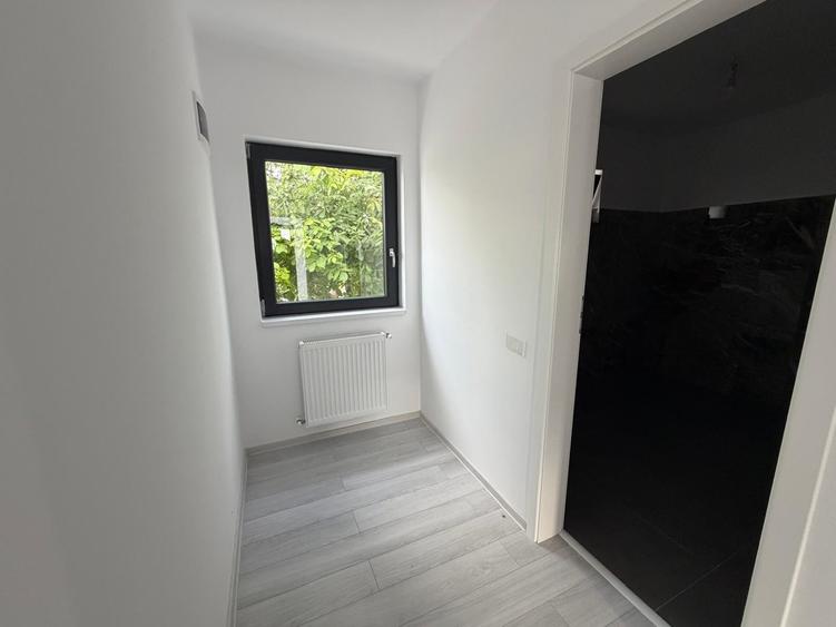Duplex cu 7 camere cu Canalizare în Popești-Leordeni