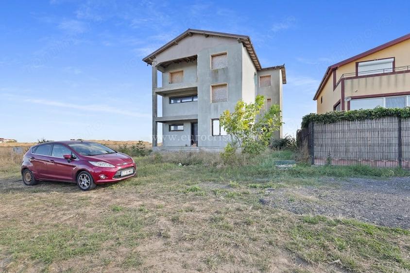 Casă cu 9 camere cu Teren 500 Mp în Schitu