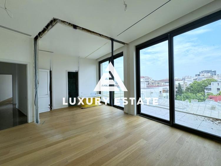 Penthouse cu 4 camere decomandat în Grădina Icoanei