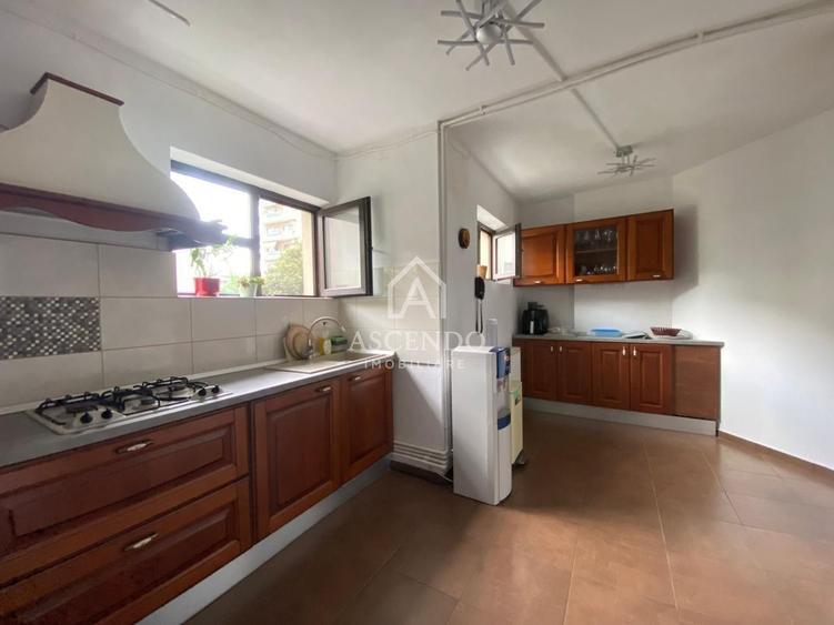 Apartament cu 6 camere decomandat, mobilat în Arcul de Triumf