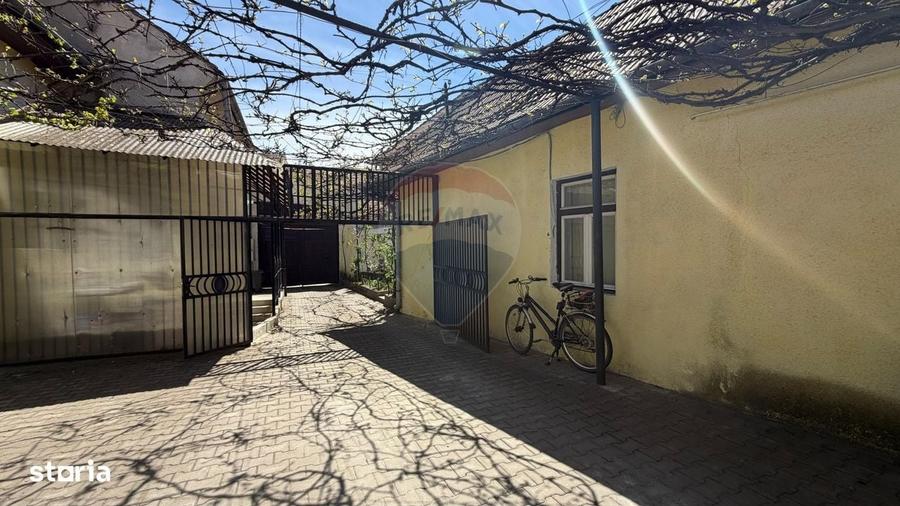 Casă cu 4 camere cu Teren 687 Mp în Central