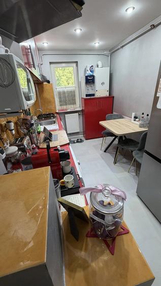 Apartament cu 3 camere semidecomandat în Craiovița Nouă