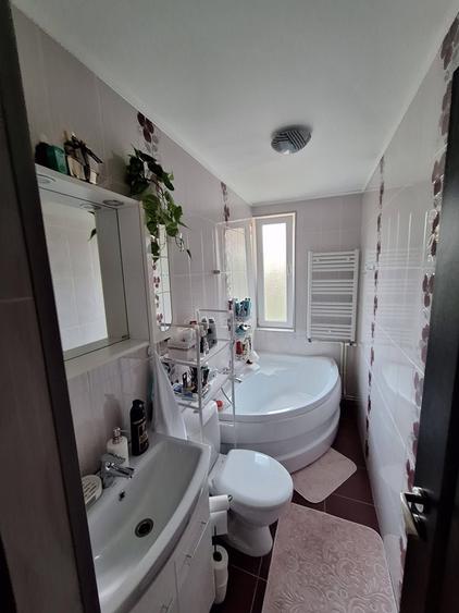 Apartament cu 3 camere semidecomandat în Micro 19