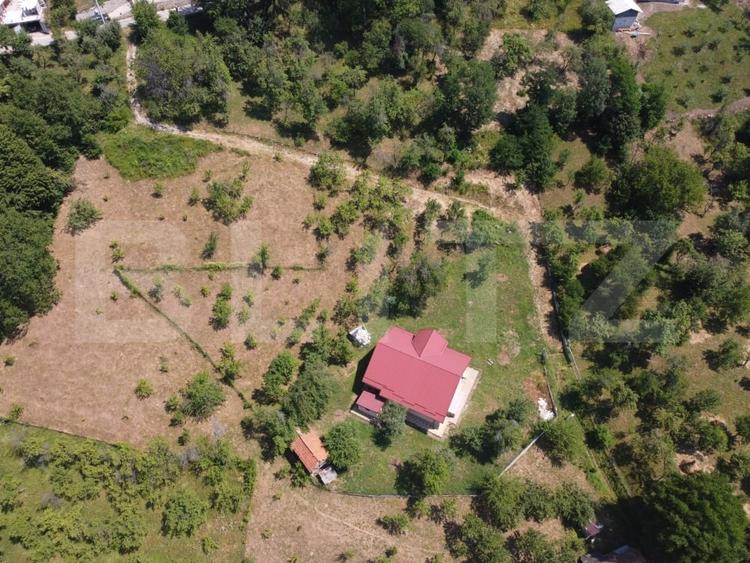 Casă individuală cu 6 camere cu Teren 3000 Mp în Runcu