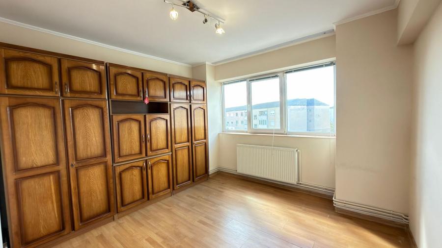 Apartament cu 3 camere semidecomandat în Nord-Vest