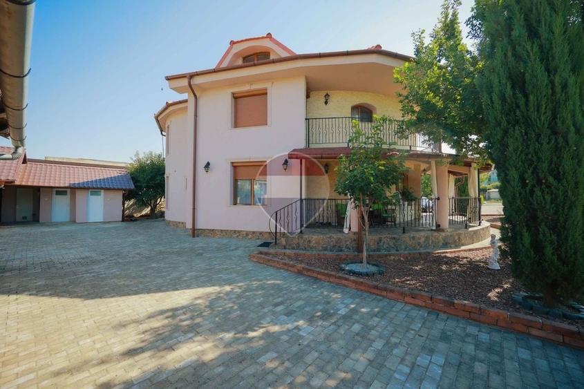 Casă individuală cu 5 camere cu Teren 1198 Mp în Central