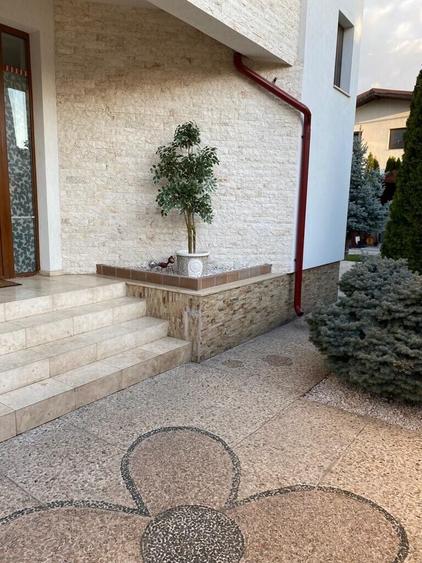 Casă individuală cu 10 camere cu Teren 650 Mp în Otopeni