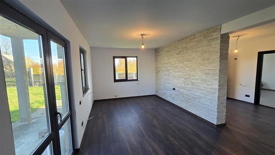 Casă individuală cu 5 camere cu Teren 600 Mp în Mitocu Dragomirnei