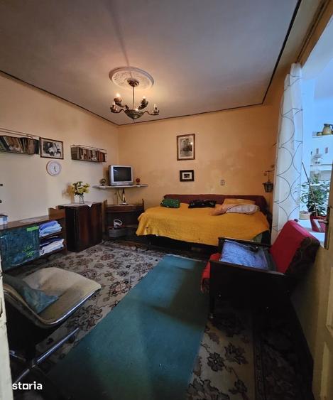 Apartament cu 4 camere semidecomandat în Central