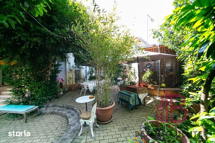 Casă cu 7 camere cu Teren 381 Mp în Intim