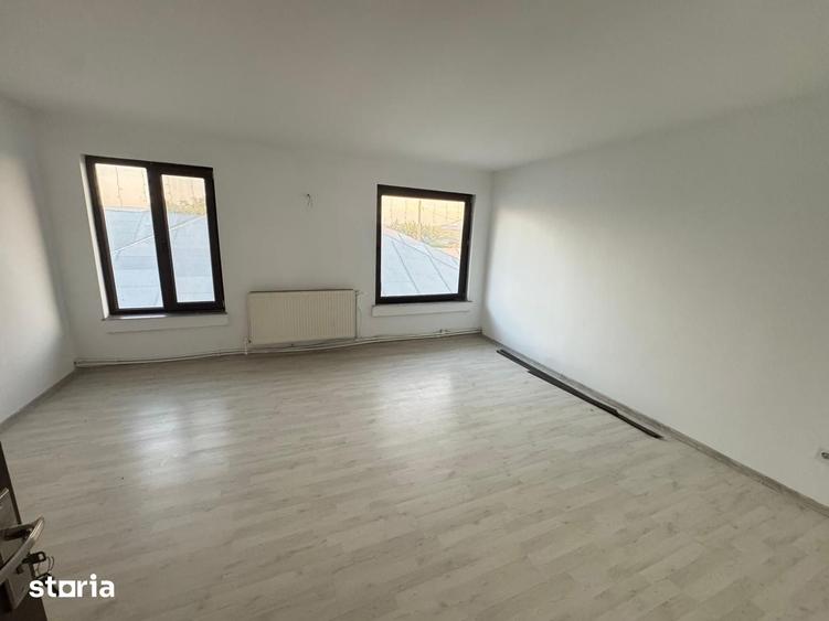 Casă cu 8 camere cu Teren 300 Mp în Ciurea