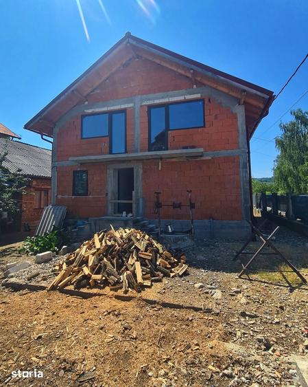 Casă cu 4 camere cu Teren 689 Mp în Valea Iașului