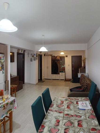 Apartament cu 2 camere semidecomandat, mobilat în Baciu
