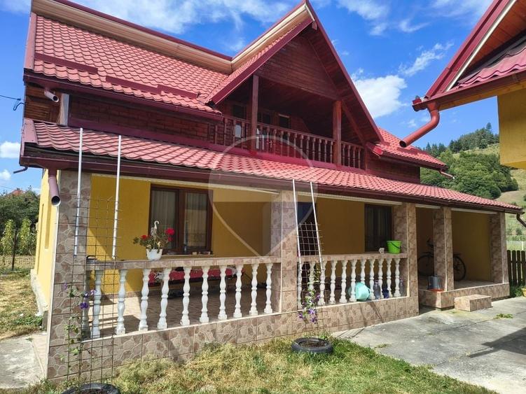 Casă individuală cu 4 camere cu Teren 2089 Mp în Borca