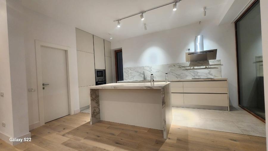 Casă individuală cu 5 camere cu Teren 425 Mp în Central