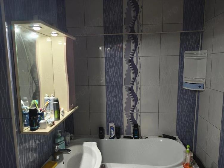 Apartament cu 3 camere decomandat în Trocadero
