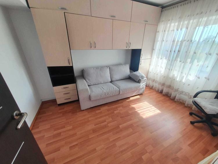 Apartament cu 3 camere decomandat în Exterior Vest