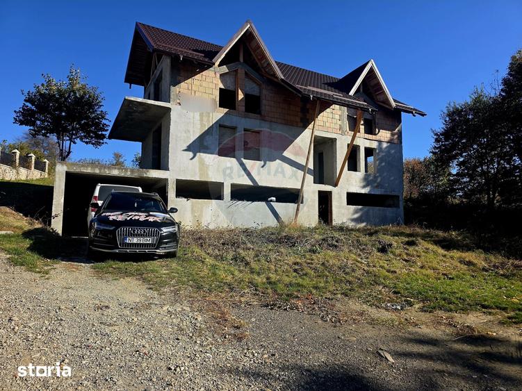 Casă cu 5 camere cu Teren 2700 Mp în Alexandru cel Bun