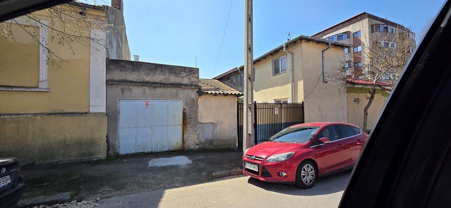 Casă cu 7 camere cu Canalizare în Central