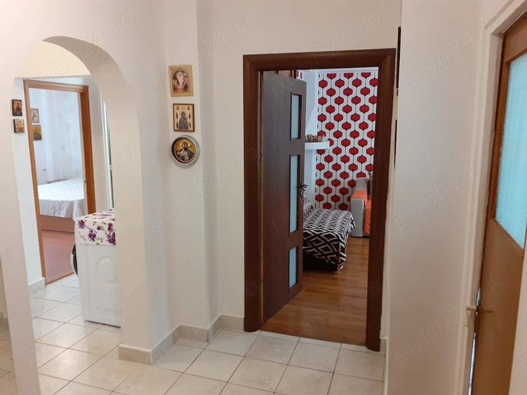 Apartament cu 3 camere decomandat în Nerva Traian
