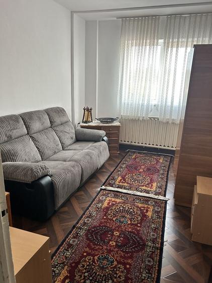 Apartament cu 3 camere decomandat în Pietroasa