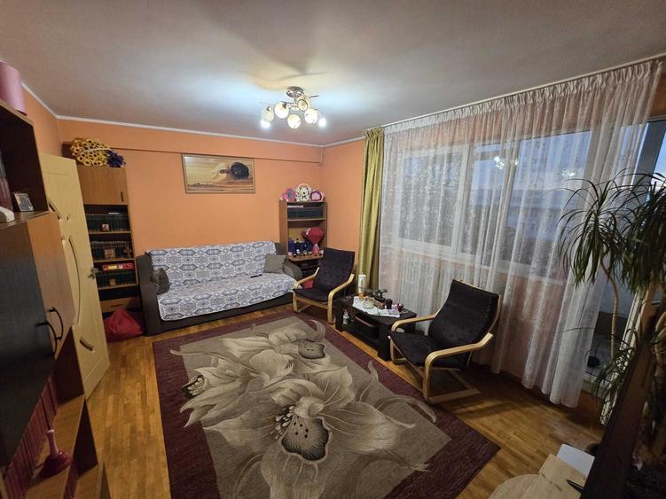 Apartament cu 3 camere semidecomandat în Giulești