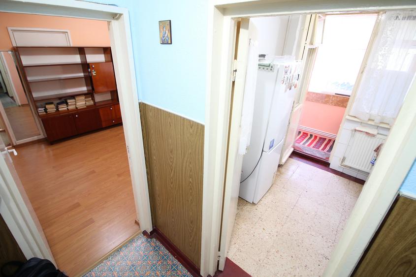 Apartament cu 3 camere semidecomandat în Micro 16