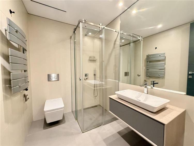 Apartament cu 5 camere decomandat, mobilat în Primăverii