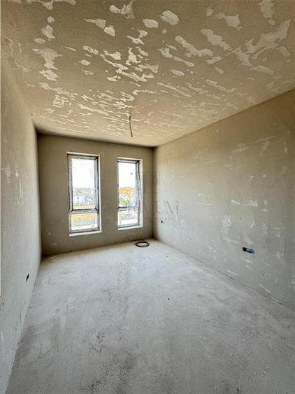 Apartament cu 3 camere semidecomandat în Giroc