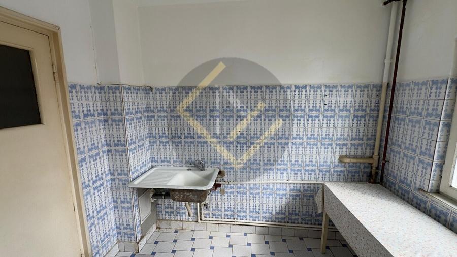 Apartament cu 3 camere semidecomandat în Obor