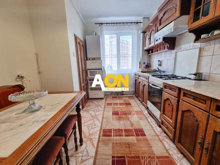 Apartament cu 3 camere decomandat, mobilat în Cetate