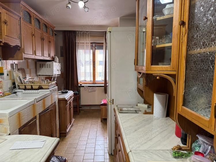 Apartament cu 4 camere decomandat în Central