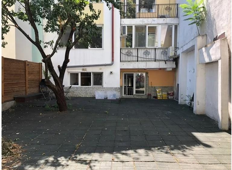 Casă individuală cu 9 camere cu Canalizare în Moșilor